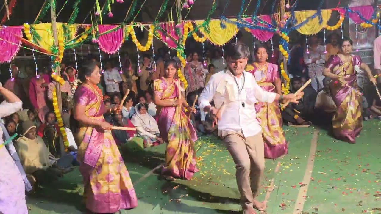 అలిగిరి కలిగిరి తంబళ్లపల్లి కోలాట బృందం మహిళలంద రూఅద్భుతంగా వేశారు మాస్టర్ భరత్ కుమార్ గారి గజ్జలపూజ