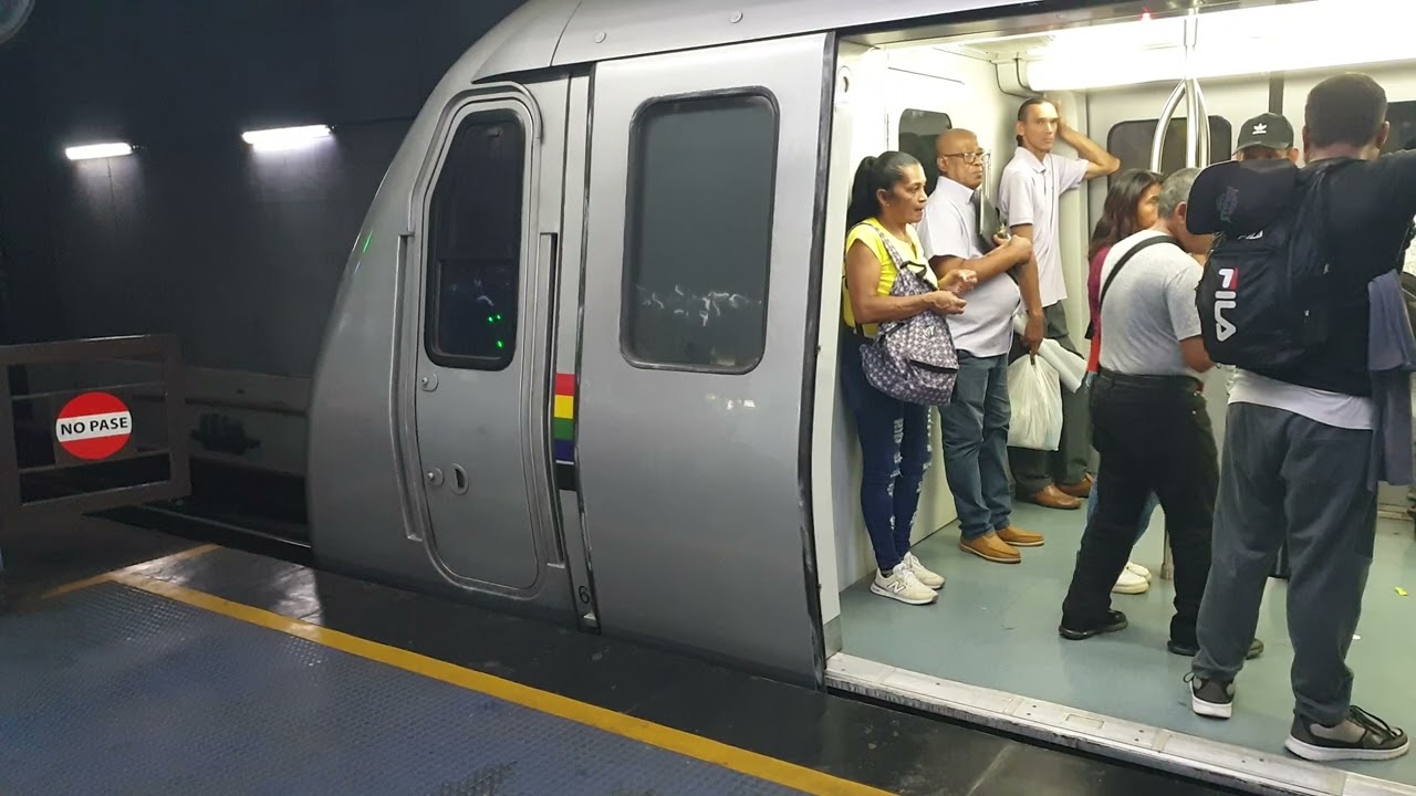Tren CAF Renovado MR-94 | entrando y saliendo de la estación Chacao con dirección Propatria