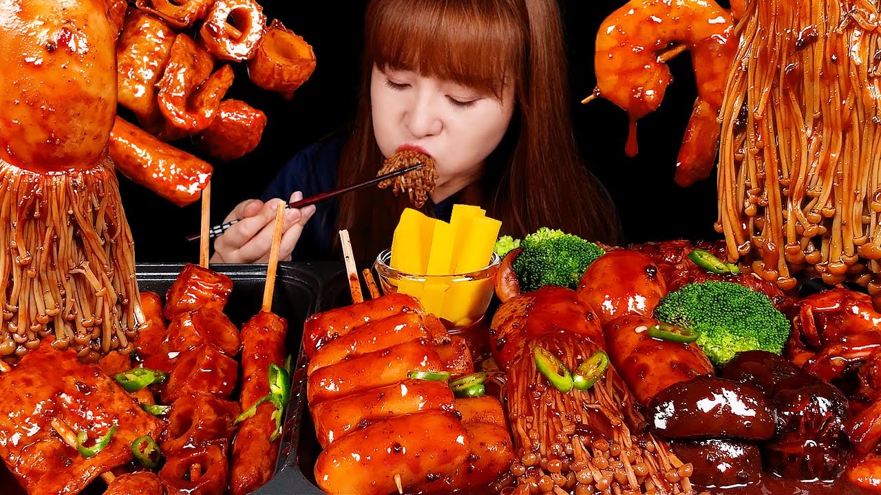 ASMR MUKBANG :) соус из черной фасоли, грибов и морепродуктов, рисовый пирог, рыбный пирог.