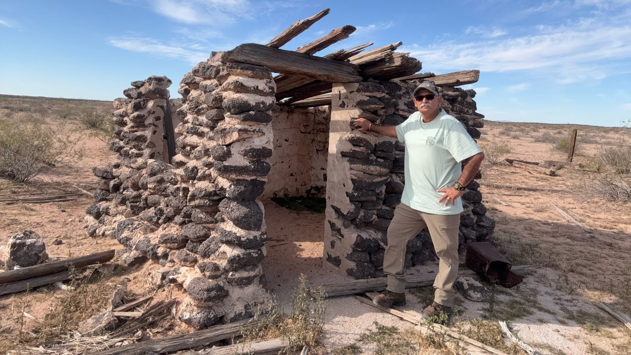 Estación de tren abandonada en el desierto 