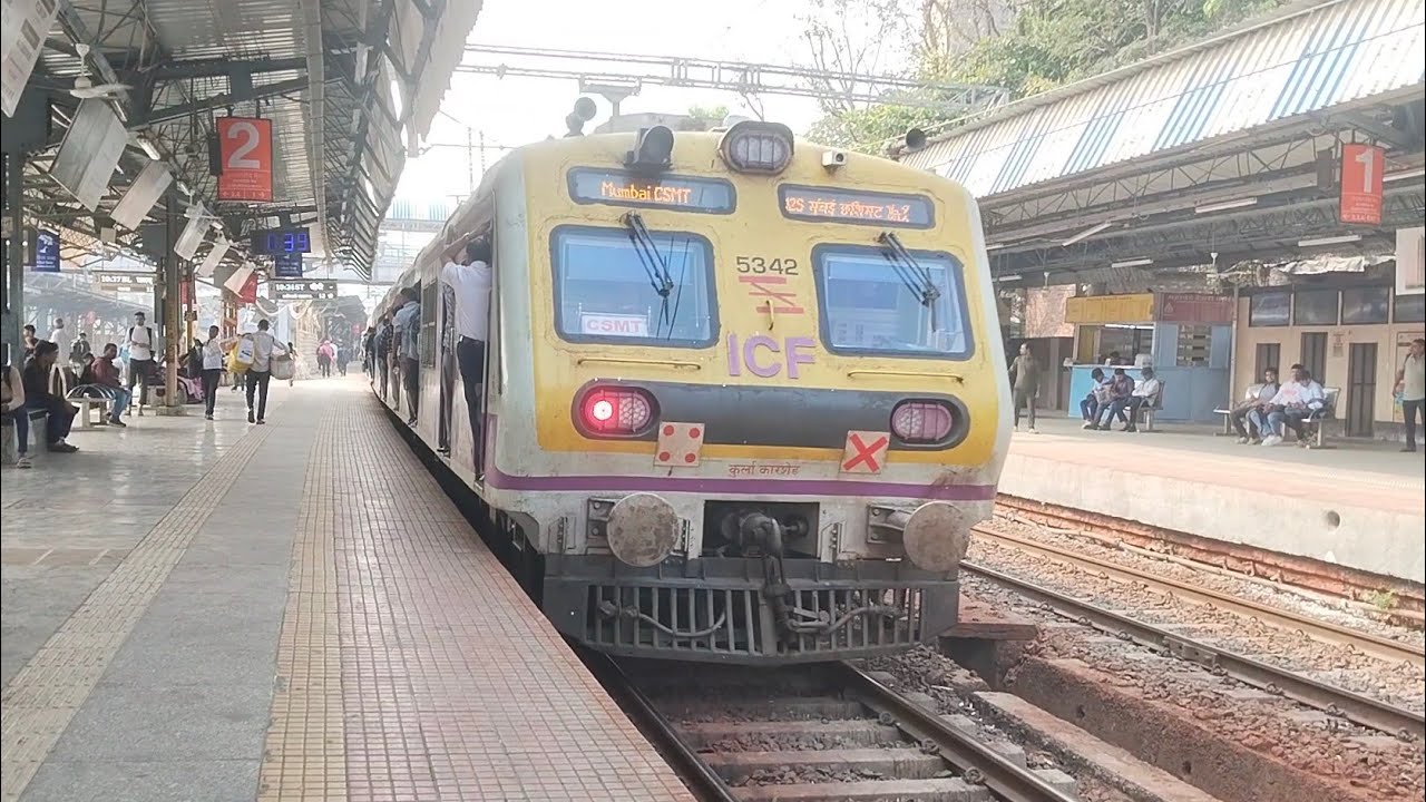 Mumbai local train video arriving at the railway station | Railway station train video live today 
