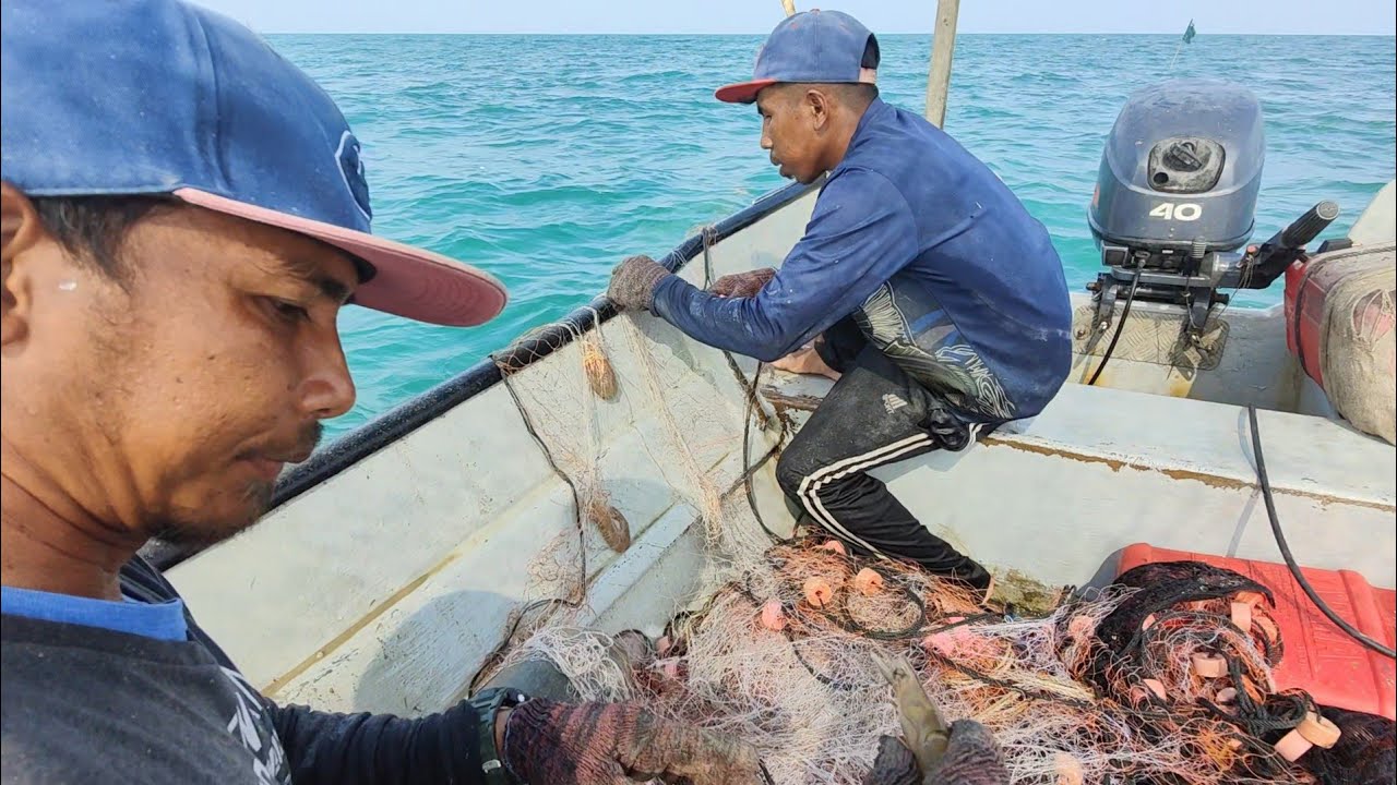 nelayan pukat udang pantai Bari Kecil Setiu