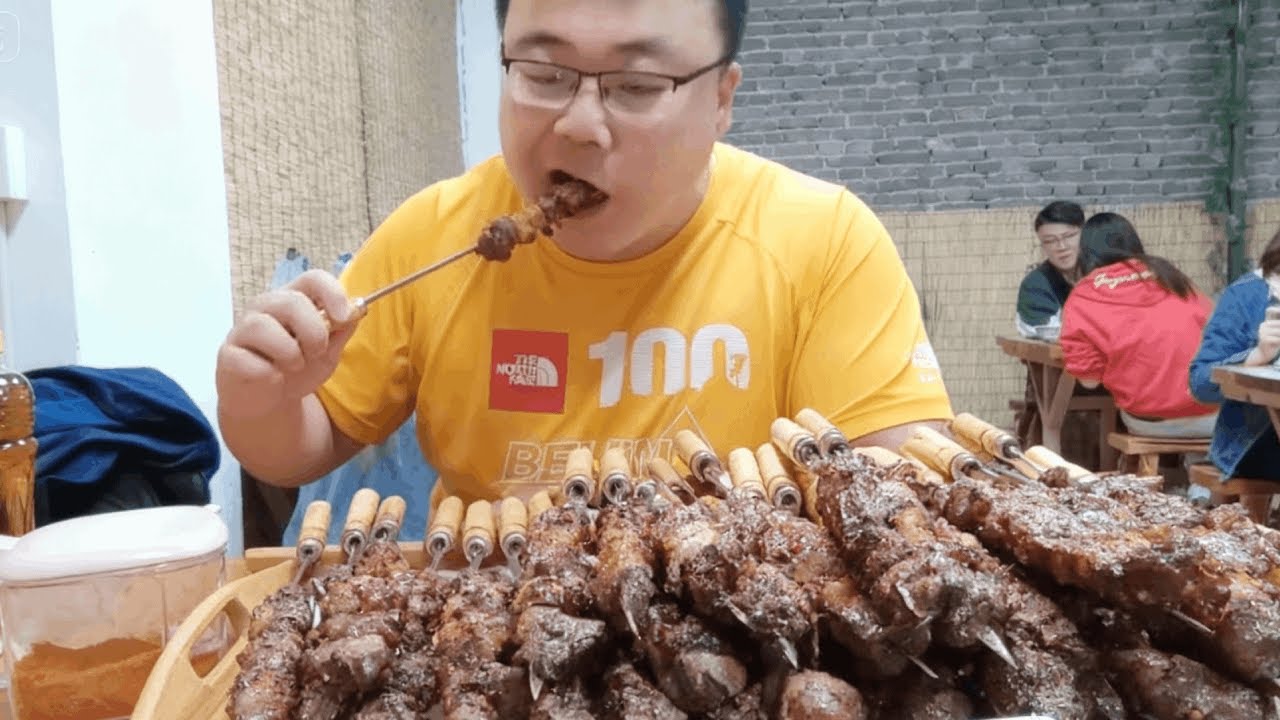 30分钟吃完18串就能获得180？橙飞烧烤大挑战，加量到30串挑战成功还收获老板送的一碗面！