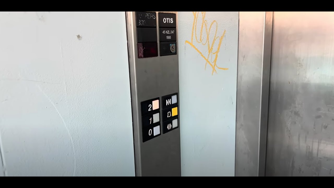 Rare!! 1995 OTIS Europa 2000 Elevators @ Royal Plaza Mall (Dead Mall) - Oranjestad, Aruba