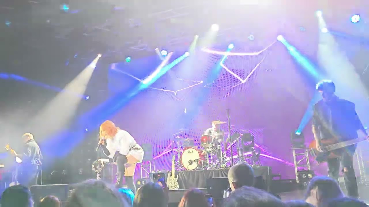 Юлия Савичева feat. W24 - За окнами (live in Prime Hall, Minsk 31.10.2025)