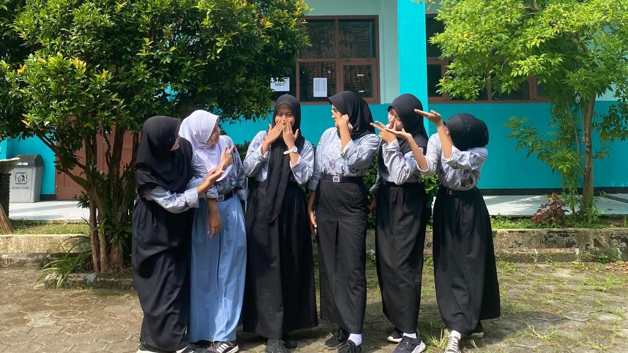 artis lagi nyanyi 
