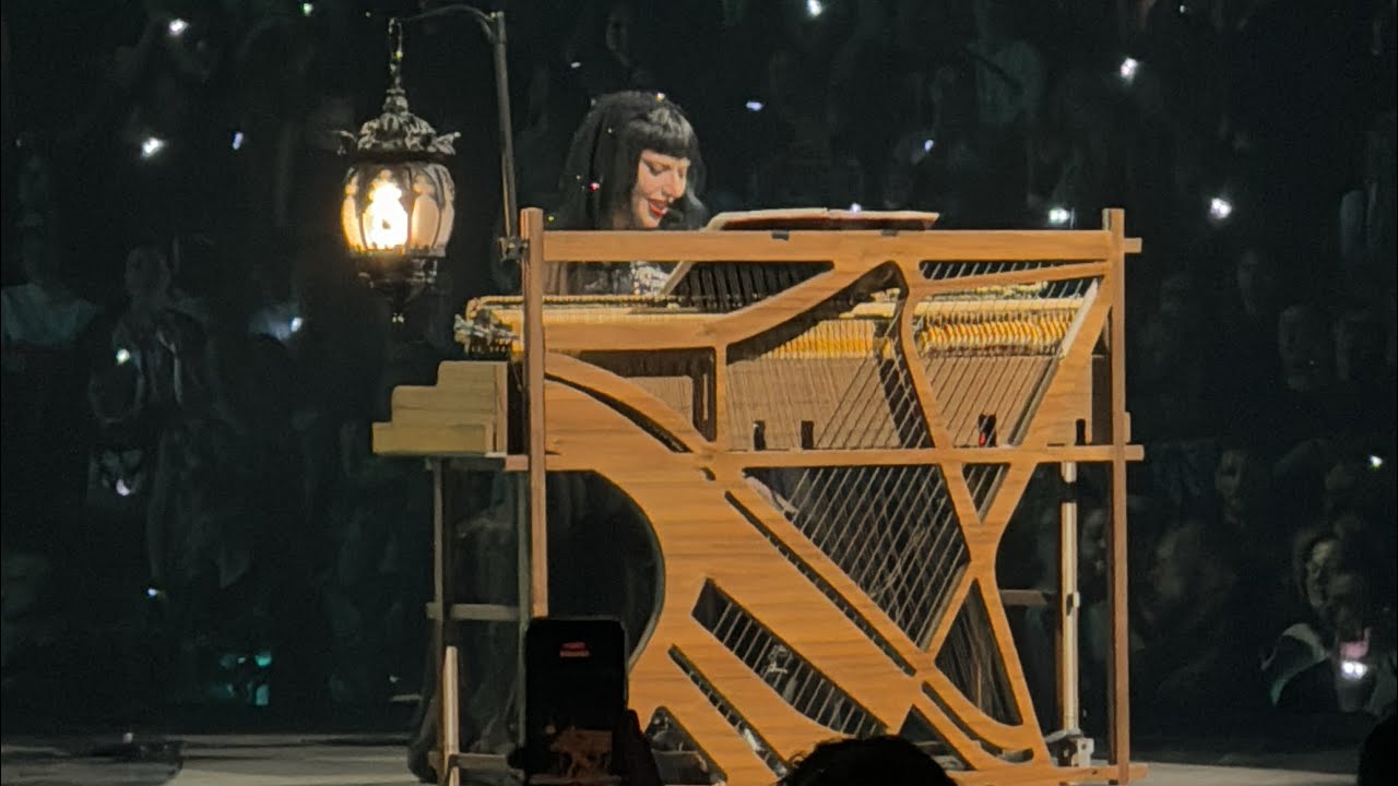 Lady Gaga – The Edge Of Glory – live in Berlin, N1 4.11.25, MAYHEM Ball | Uber Arena