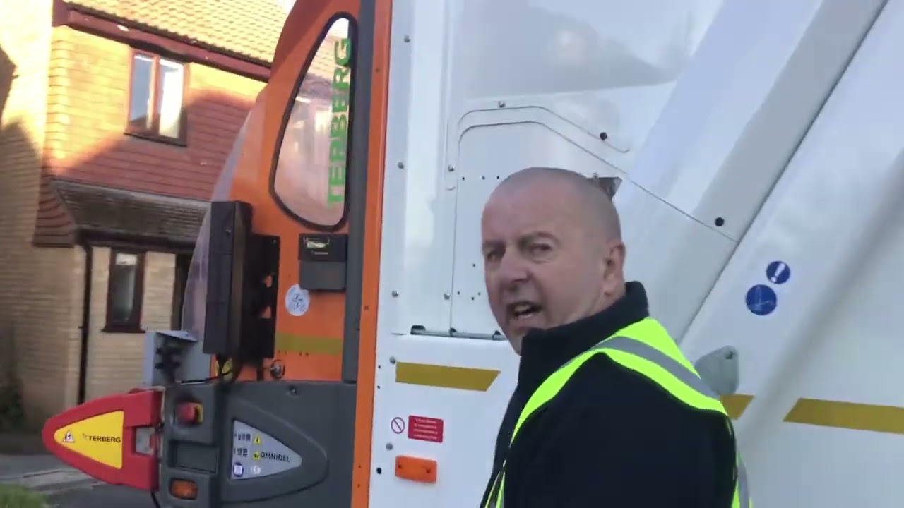 Green Waste bin men emptying bins in Bournemouth part 2 (13/06/2022)