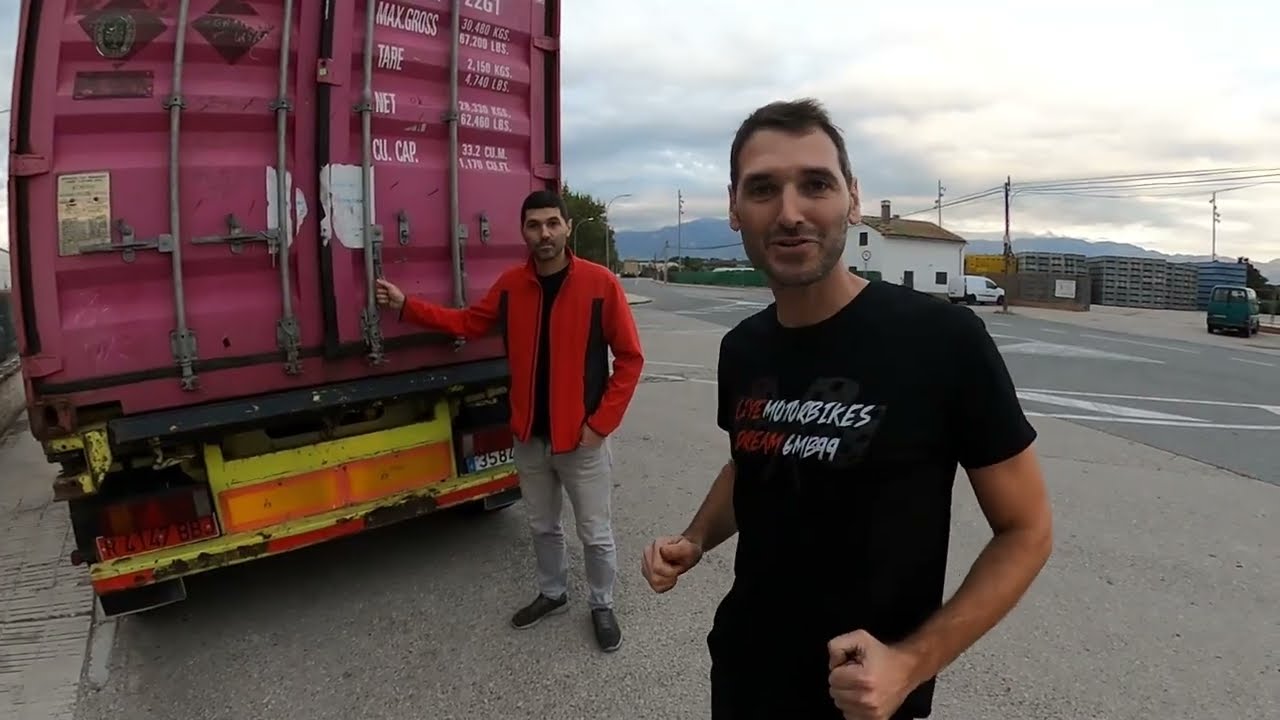 Descargando el contendor de las motos que nos llegaron en Octubre 👌😊