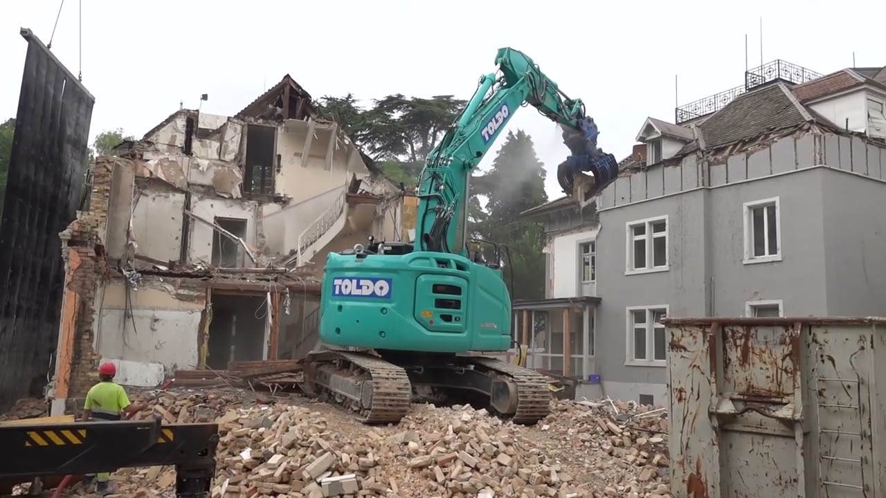 Kobelco SK 380 SRLC beim Abbruch