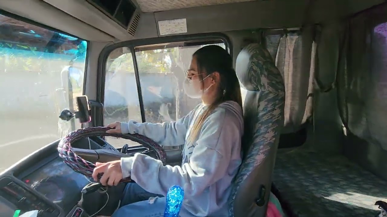 โสดจีบได้น่ะค่ะ ผู้สาวขับรถดั้ม Dump Truck
