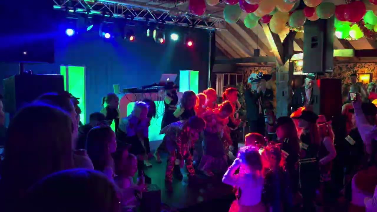 Groep 3 geeft show weg tijdens Carnaval in Hengevelde- 14 februari 2026