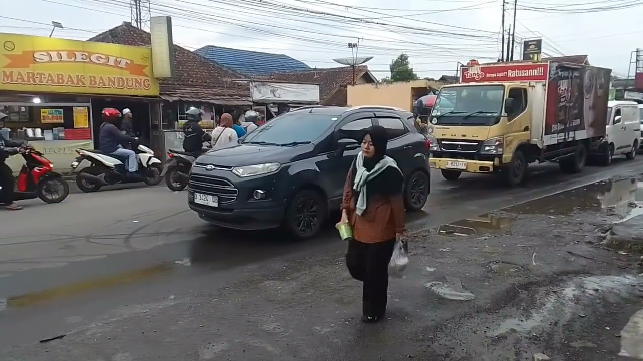 Macetnya parah sampe angkot masuk jalur kiri