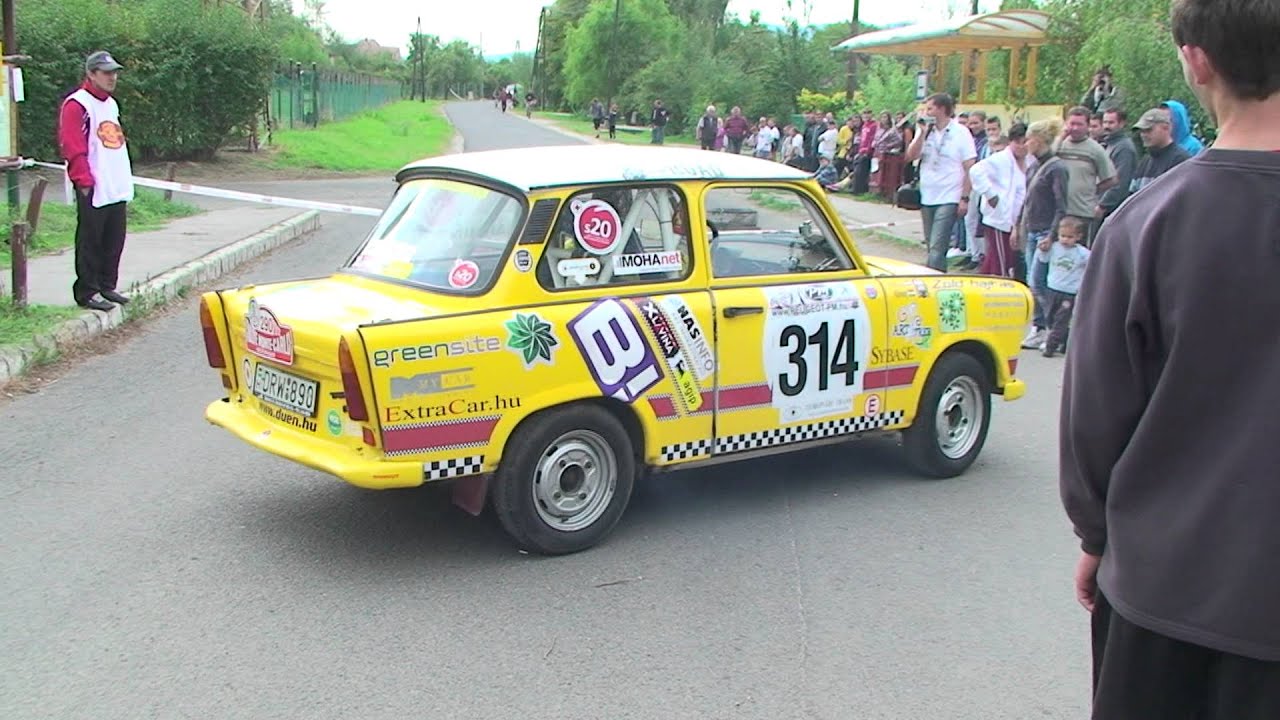Kőváry Barna Trabantot szerel a 3 as gyorson 2012 Vác Rallye