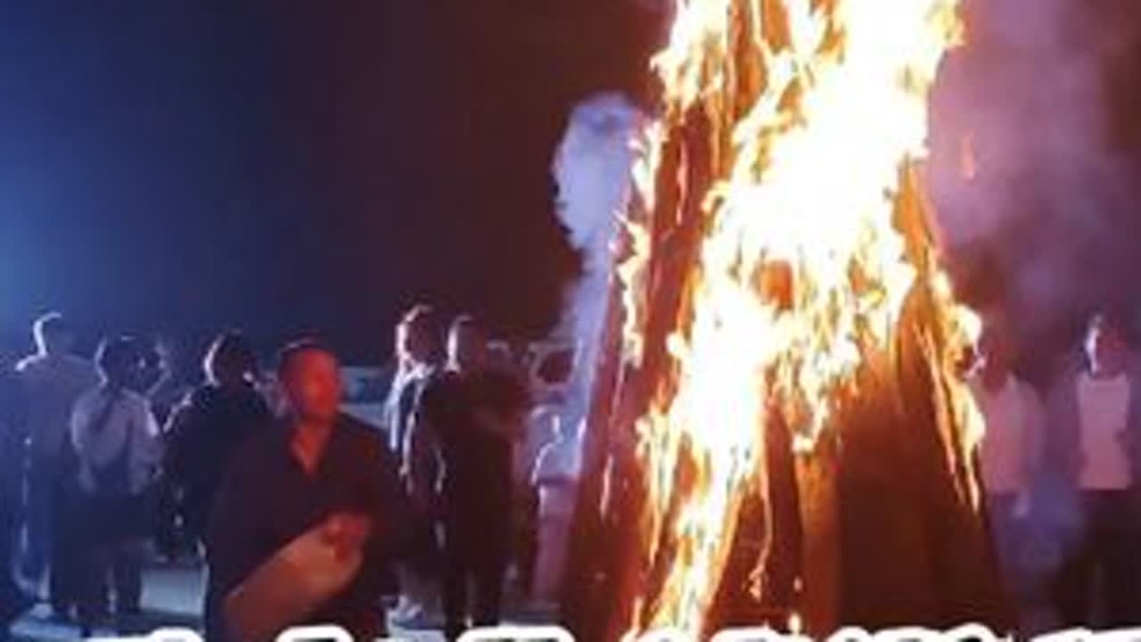重庆到曲靖避暑，亲身感受云南一年一度的火把节，现场有多热闹？ #火把节 #打跳 #民俗风情 #篝火晚会好嗨哦 #曲靖避暑