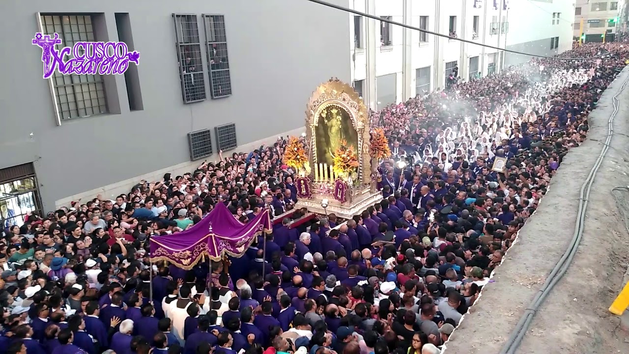 Último recorrido procesional del Señor de los Milagros Nazarenas.