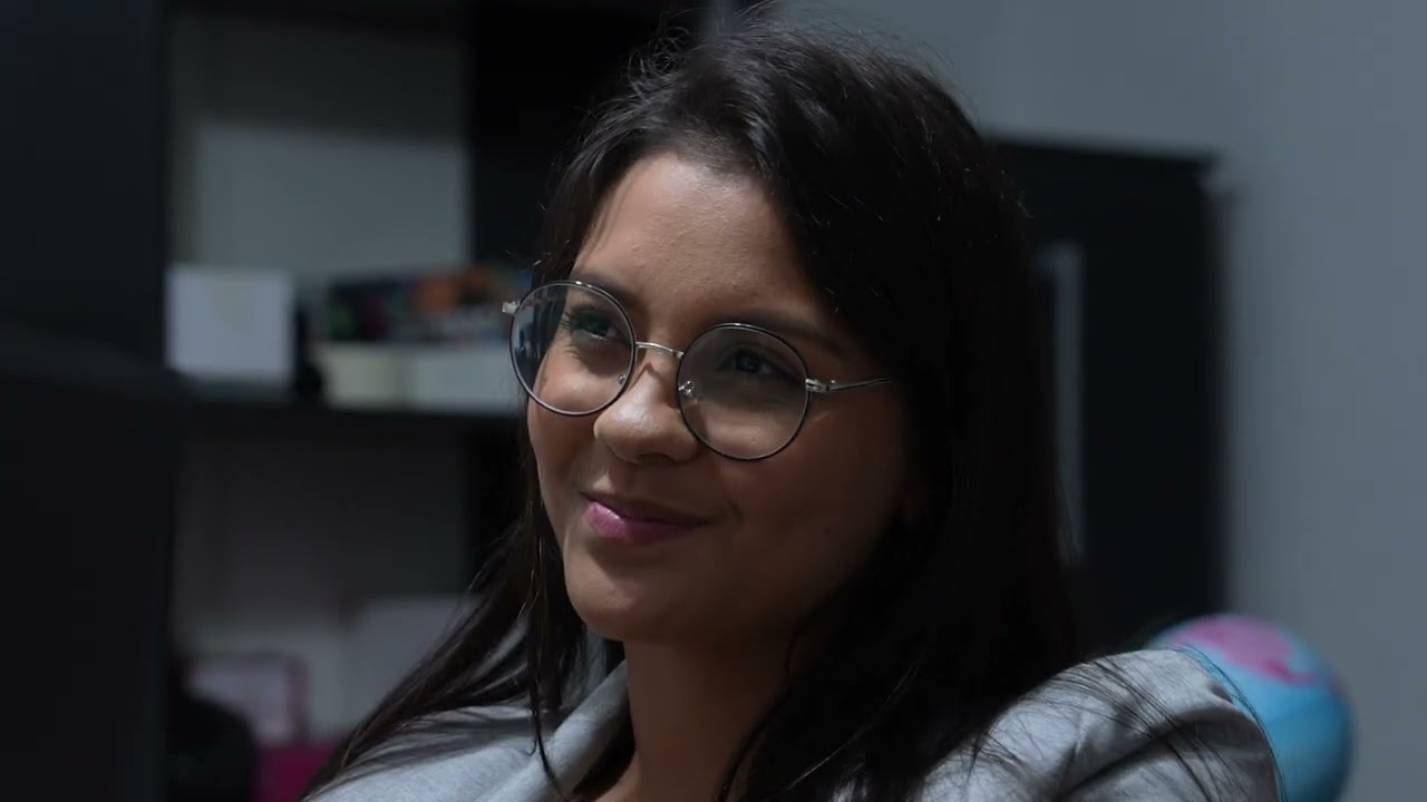 Funcionária Tenta derrubar Uma antiga amiga l Mirian Andriele