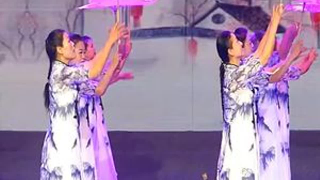 一柄柔伞舞烟火 万般美好入人间 #戈壁明珠石河子 #舞蹈演出 #国风古韵 #雨巷佳人旗袍伞秀完整版