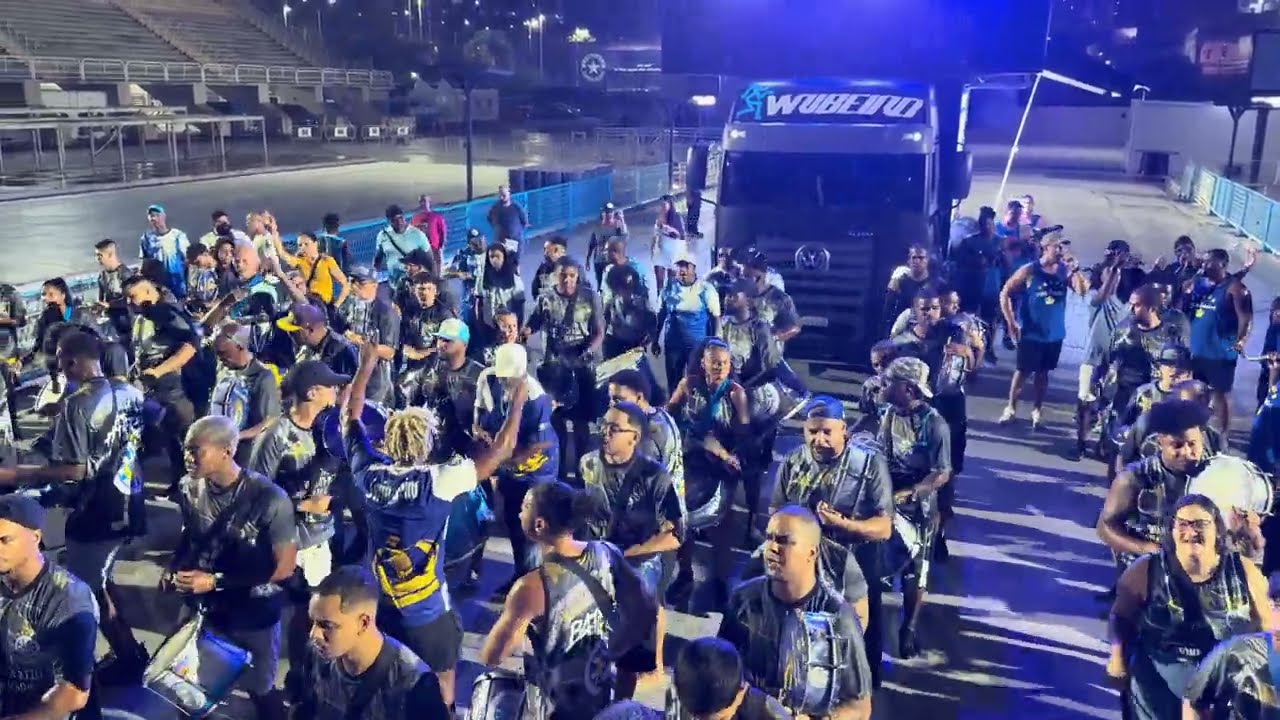 Bateria da Vila Isabel no ensaio do setor 11 na Sapucaí para o carnaval 2025