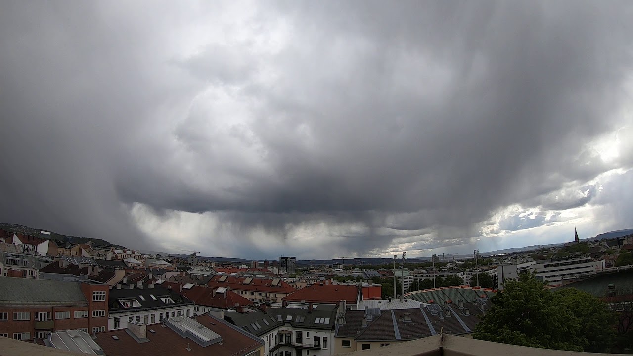 Timelapse - Snø i Oslo i mai, mye byger nordfra, en del måker.