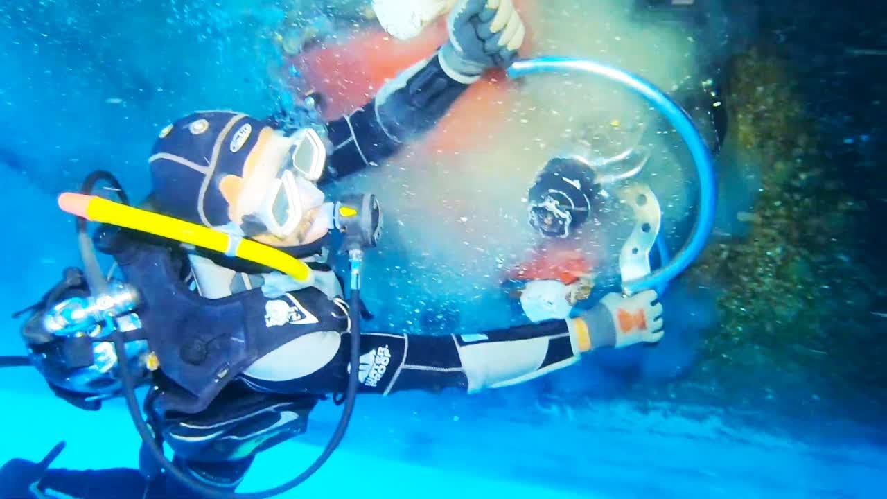 不可思议的船底清洁，推着小车紧贴船体滑行，一周收入过万
