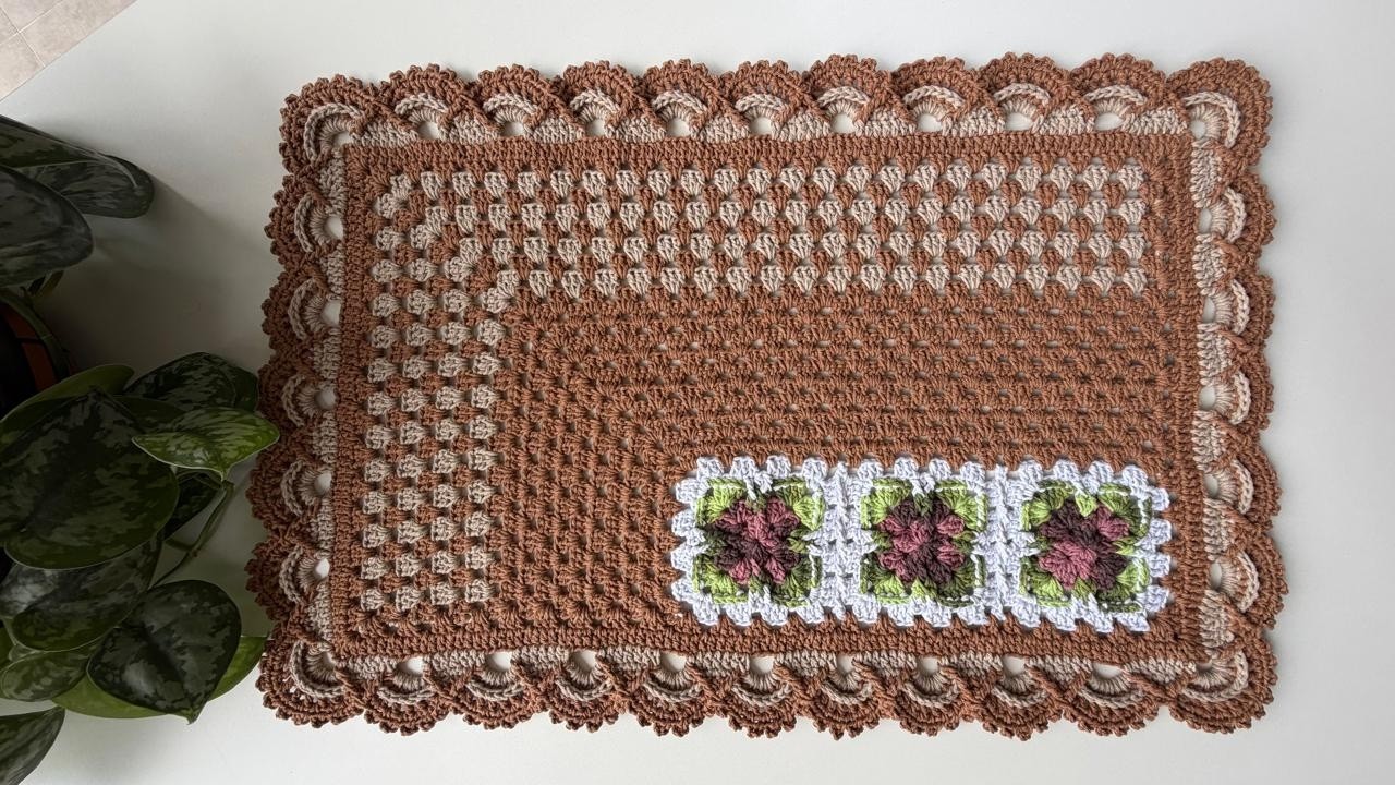 Tapete retangular square flor em relevo.
