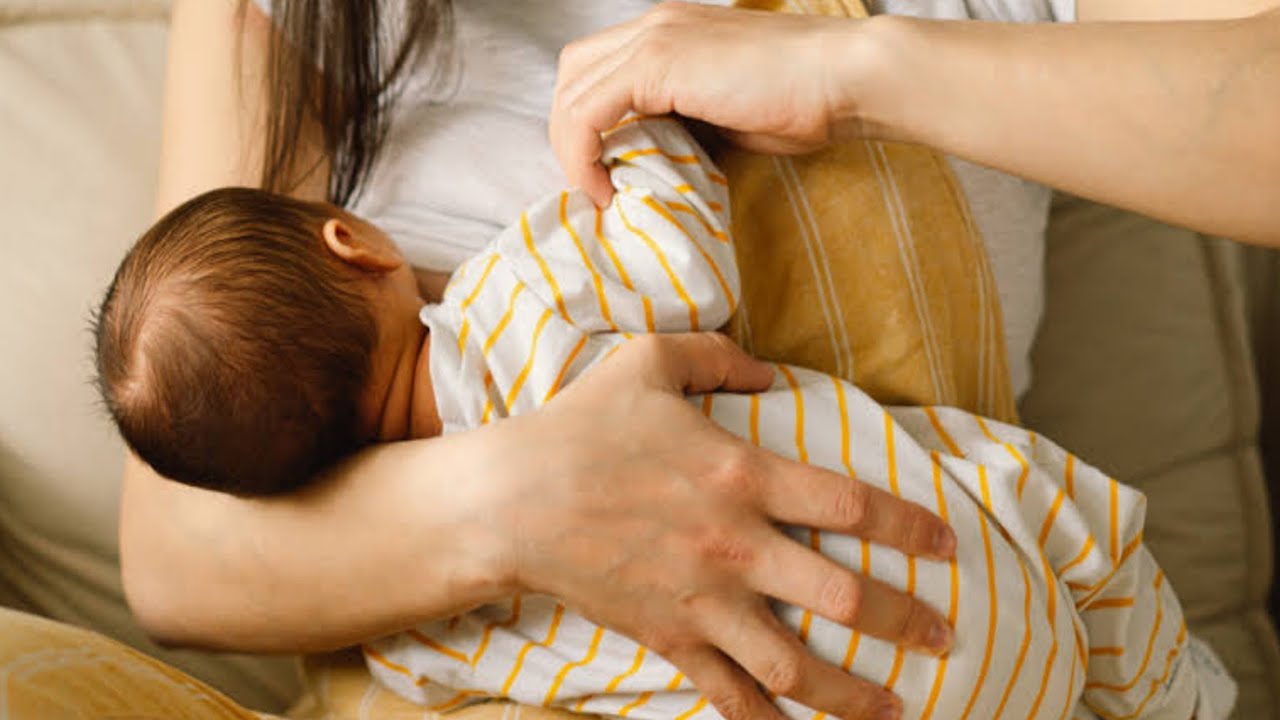 जच्चा बच्चा को समझाते हुए Feeding Baby बच्चे को दूध पिलाने का सही तरीका