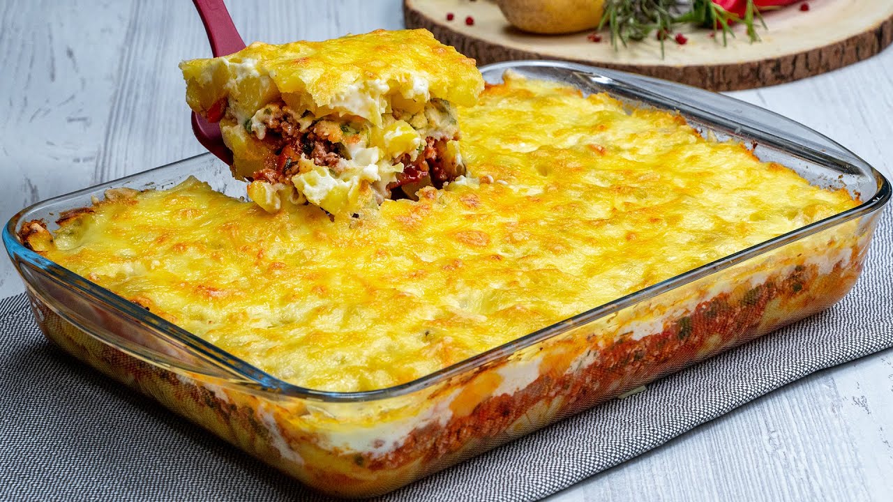 Ein sättigendes Mittagessen: Moussaka aus Kartoffeln mit Hackfleisch. | Schmackhaft.tv