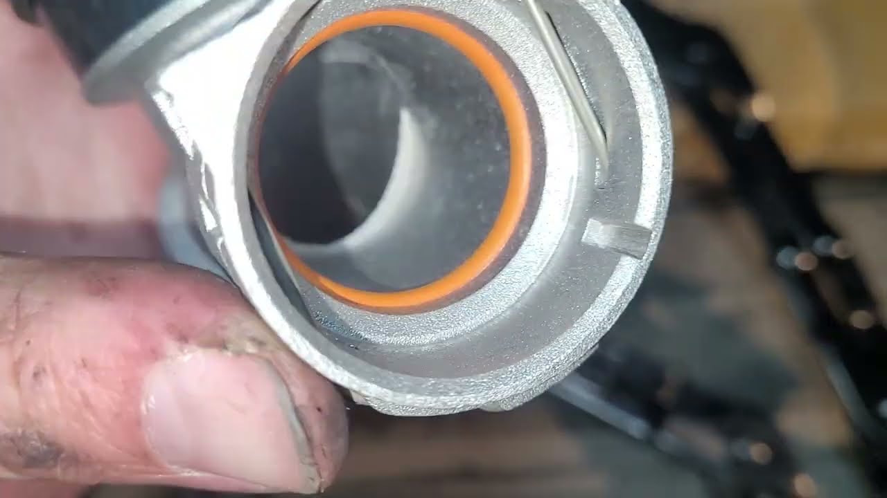 У автомобилей Ford F150 2011-2017 годов выпуска вышли из строя шланги отопителя и Y-образная труба.
