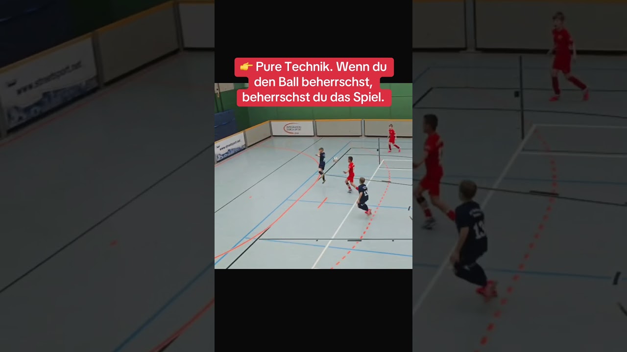 Pure Technik. Ballkontrolle = Spielkontrolle. Annahme, Lupfer, Abschluss. Tor. #shorts #football