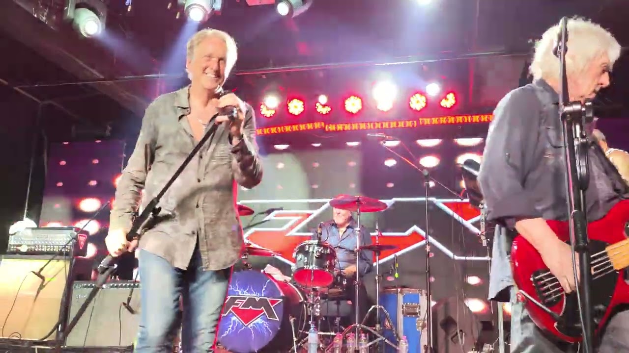 FM - Closer To Heaven /Digging Up The Dirt /Killed By Love [Live in Lima Perú 03/03/2026] 
