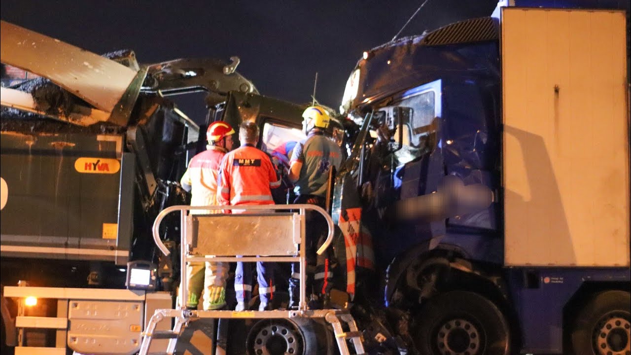 P1-A1 aanrijding tussen twee vrachtwagens op de A6 Lelystad Spoed begeleiding tegen het verkeer in