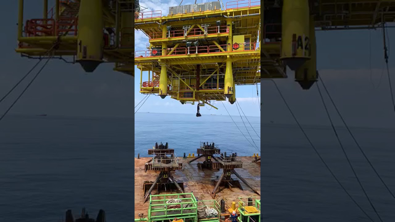 Offshore Live lifting instalation platform in sarawak sea