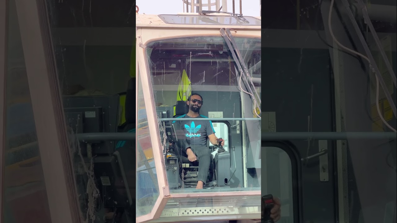 Crane operators problems 😂 #merchantnavy #containership #crane
