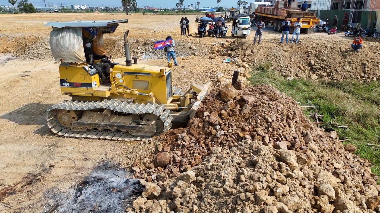 Driver Work in Action! Using the powerful Komatsu D31P Dozer with dump trucks to move stone & soil