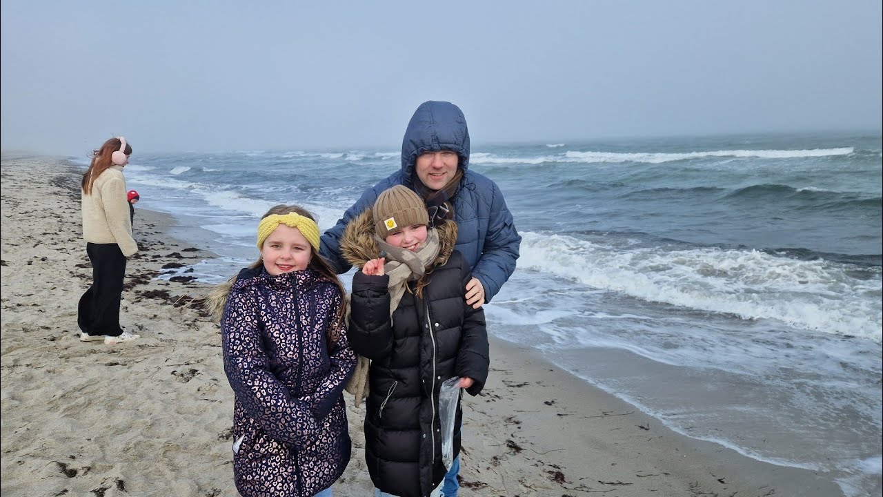 ISKOLD VIND VED MARIELYST STRAND💨🌊FIA FINDER ET SØPINDSVIN😀