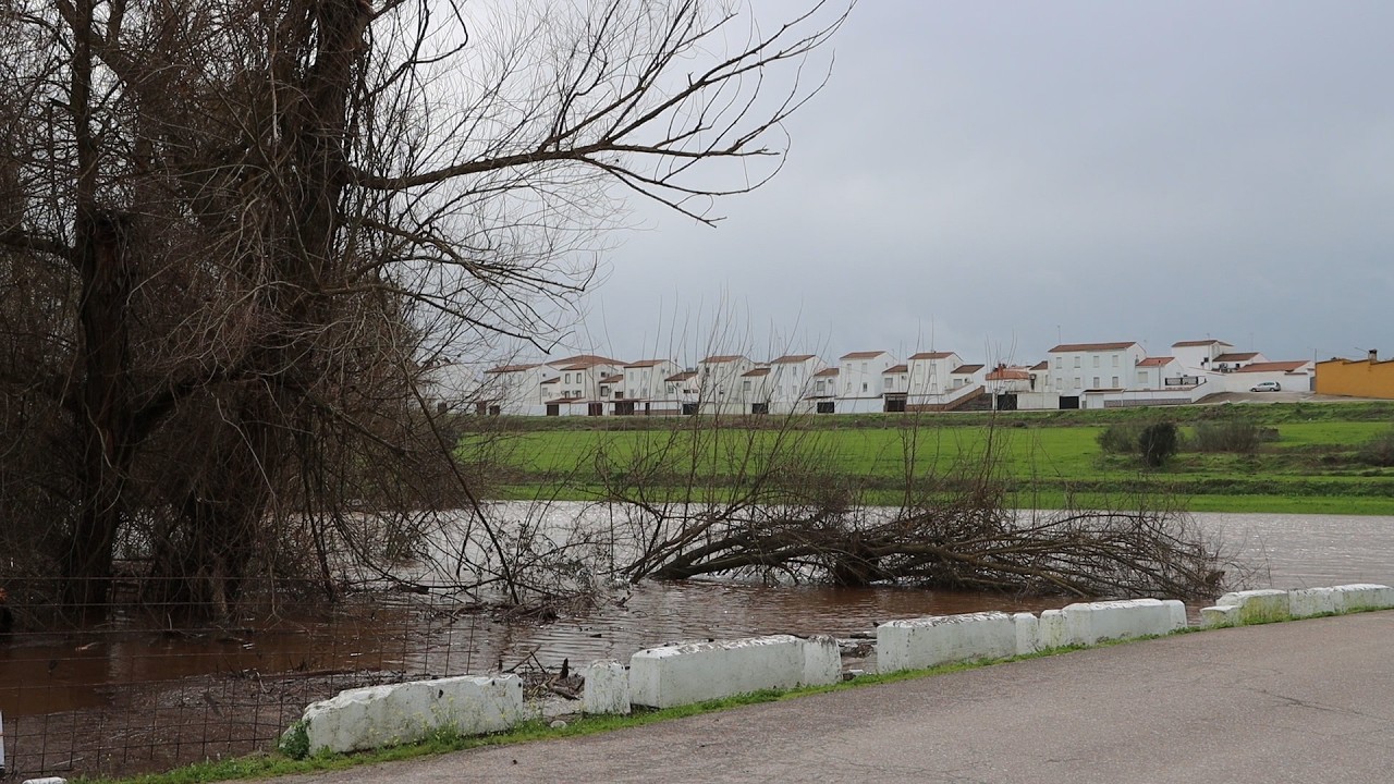Los vecinos de La Bazana y Valuengo evacuados ante el riesgo de desbordamiento de la presa