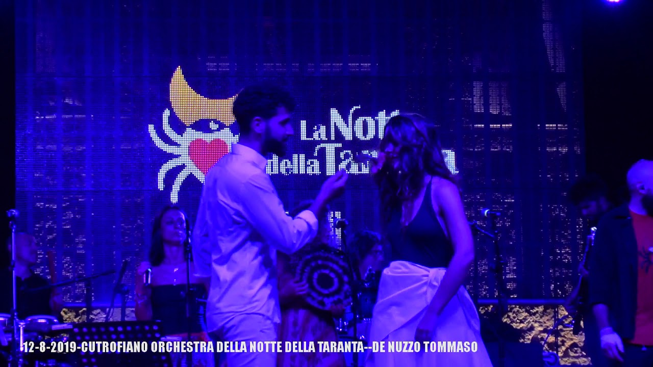 12 8 2019 CUTROFIANO NOTTE DELLA TARANTA ORCHESTRA POPOLARE  Sta cala lu serenu delle stelle FULL HD