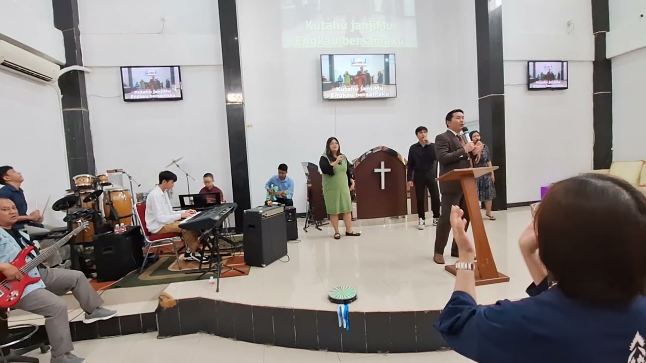 Kaulah Kuatku 3 - Jojo Plays Keyboard and Violin at GPDI Hosana Narada