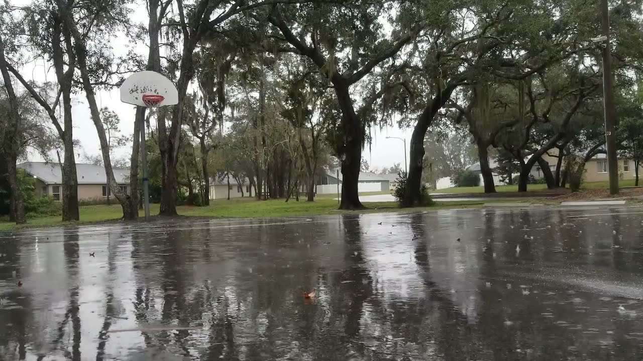 Szum prysznic&oacute;w na pustym placu zabaw (12 godzin) Śpiący deszcz ☂️