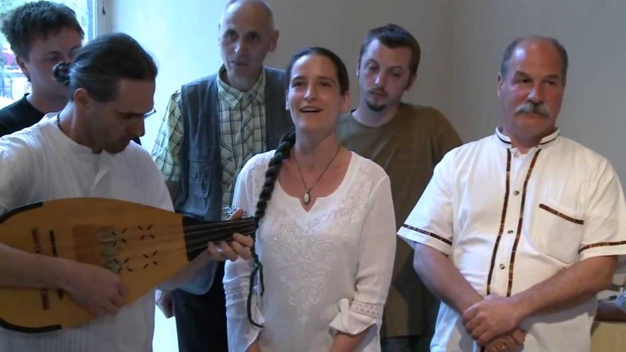 Berecz András, Navratil Andrea és Demeter László (a Kobzos Együttes tagjai) a Forrás Galériában