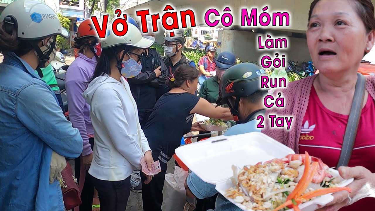 Cô Móm 2 tay run rẩy làm gỏi vì khách quá đông cô được chủ nhà cho mượn vỉa hè 138 Phạm Hùng để bán