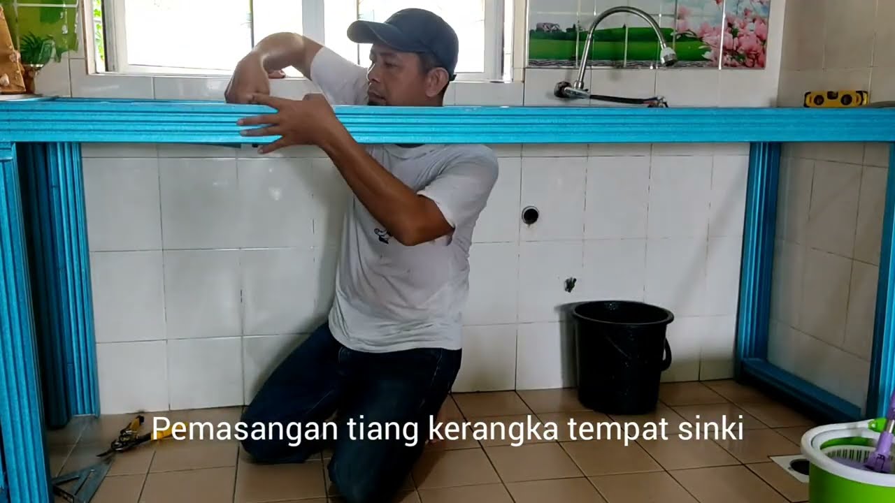 Kabinet dapur dari c-channel dengan kemasan kayu pallet (Fasa 1 Siri 1)