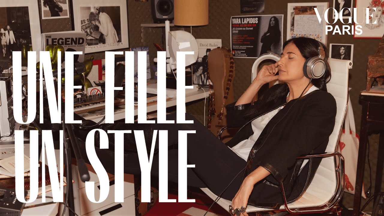 Dans le studio et l'appartement de la chanteuse Yara Lapidus | Une fille, un style | Vogue Paris