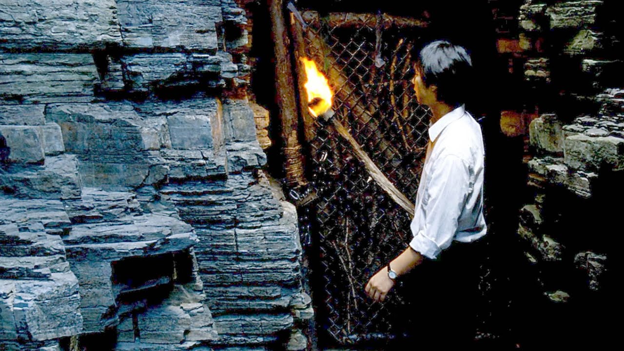 【穷电影】神秘小岛有扇被封闭的铁门，有人好奇打开，最后整座岛沦为炼狱