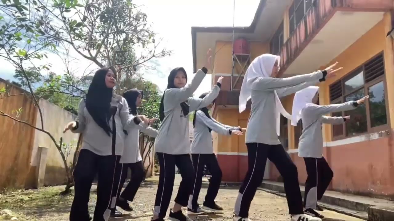 SENAM KREASI | UNPRAK PJOK | XII-F3 | RAISYA, RENI, RENITA, RIA, RIFFA, RISMA