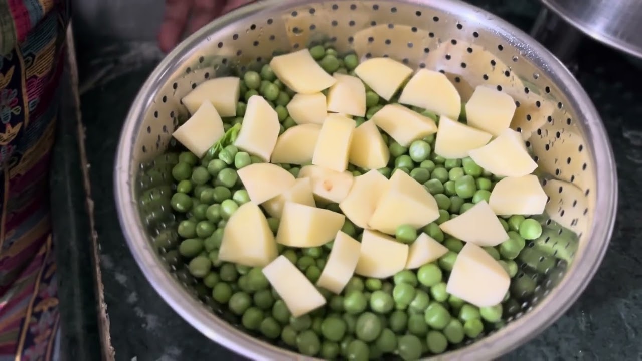 घरगुती आलू मटर भाजी | झटपट आणि चविष्ट रेसिपी | Easy Aloo Matar Recipe | Simple Indian Curry