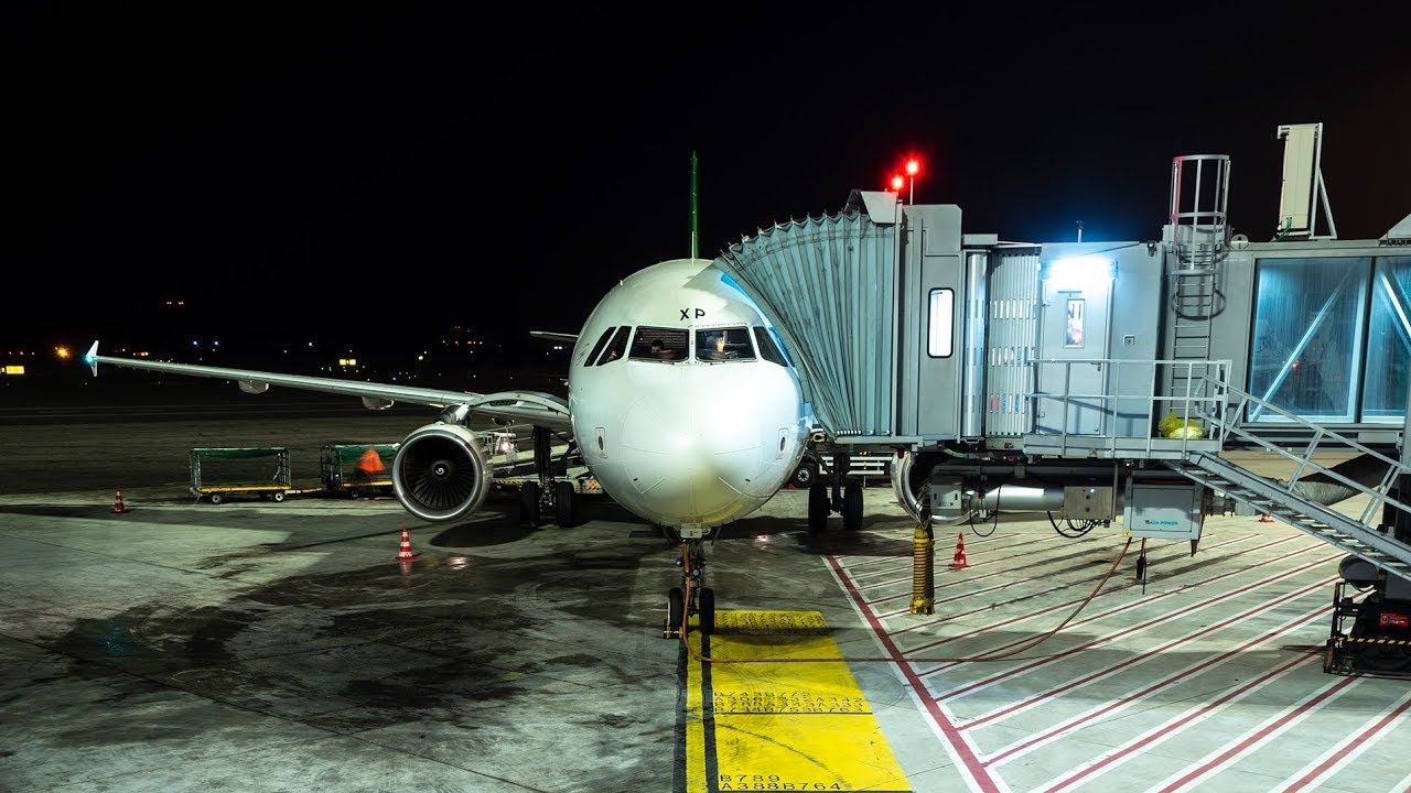 4K Timelapse Turnaround aircraft Alitalia A321 I-BIXP Rome FCO