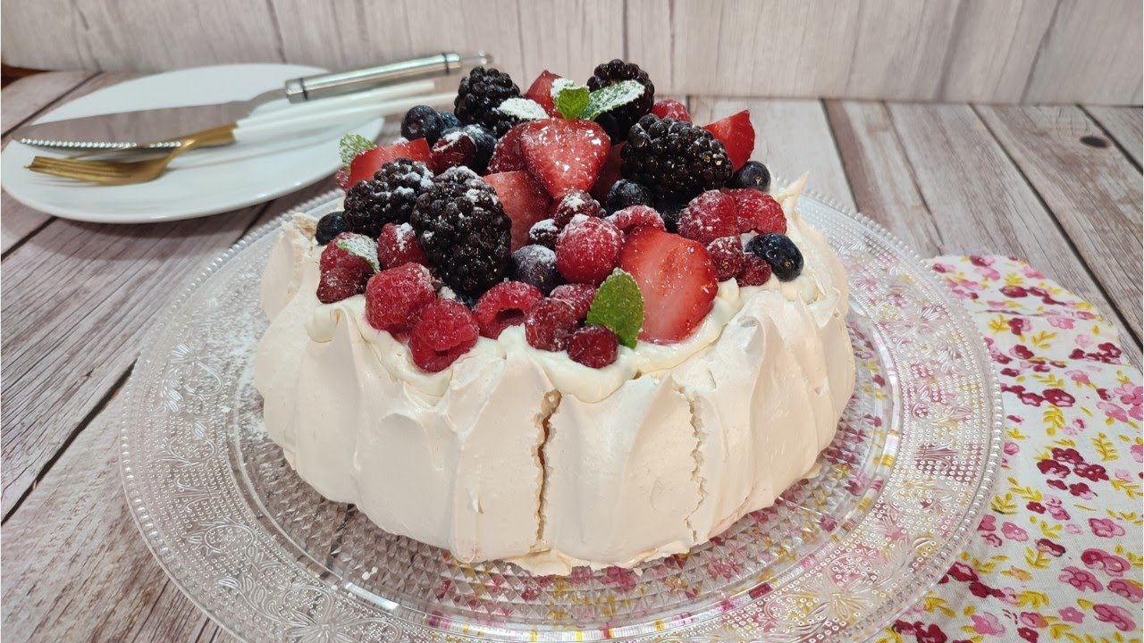TARTA PAVLOVA de frutos rojos!!!! Realmente deliciosa, 100% recomendable! Con Mambo!!!