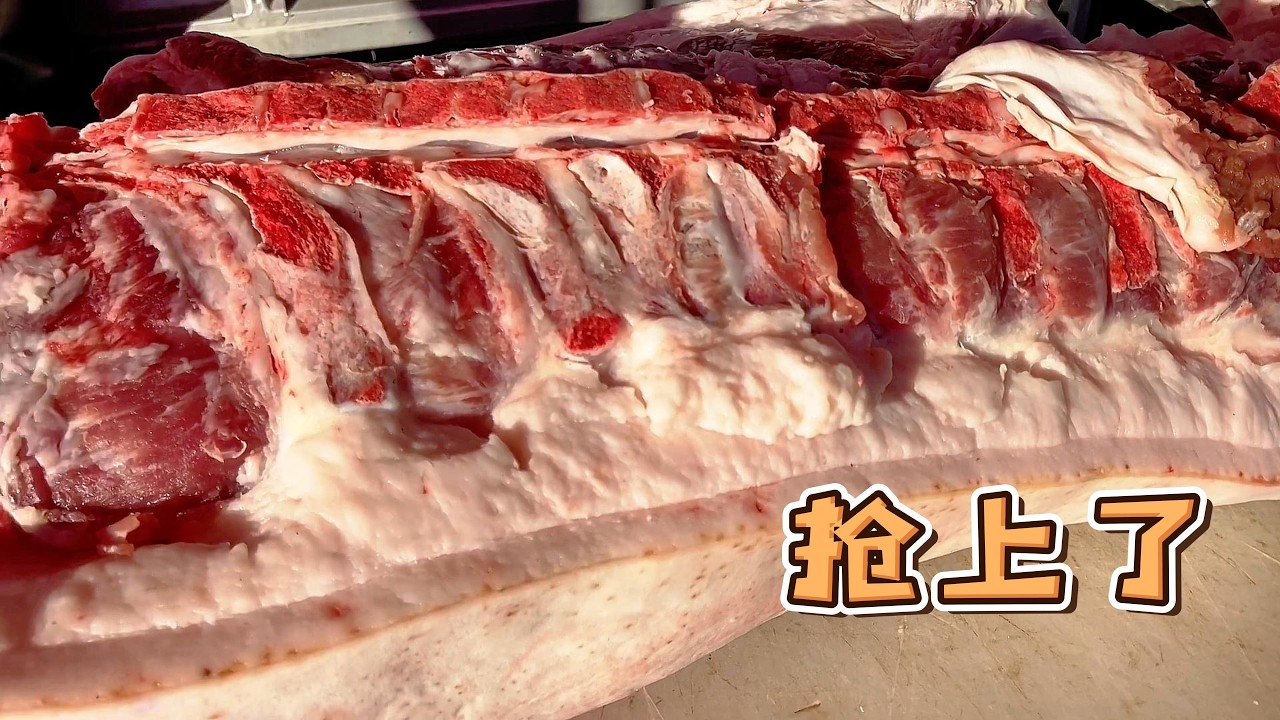華哥賣豬肉太忙了，整頭豬前槽一劈兩半扛著就走，剛出攤就來大客戶，發財了【玖叔v​​log】#pork #猪肉 #玖叔vlog#华哥猪肉#玖叔猪肉#豬肉